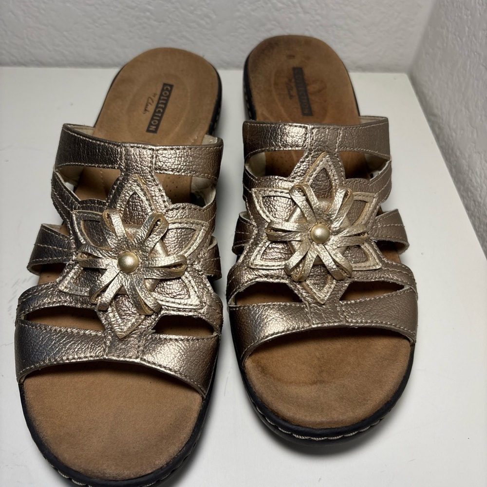 Clarks Sandals Womens 8 Gold Leather Delana Venna Strappy Slide Low Wedge - Picture 2 of 7
